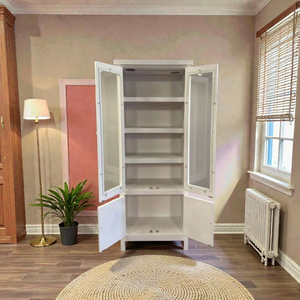 Vitrina de madera «Retro S» de Arca Muebles, 180 x 35 x 70 cm, puertas abiertas, sin contenido, estilo vintage.