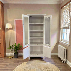 Vitrina de madera «Retro S» de Arca Muebles, 180 x 35 x 70 cm, puertas abiertas, sin contenido, estilo vintage.