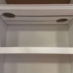 Vitrina de madera Retro S con un estante y dos aberturas ovaladas, ideal como cómoda o cambiador, 180 x 35 x 70 cm.