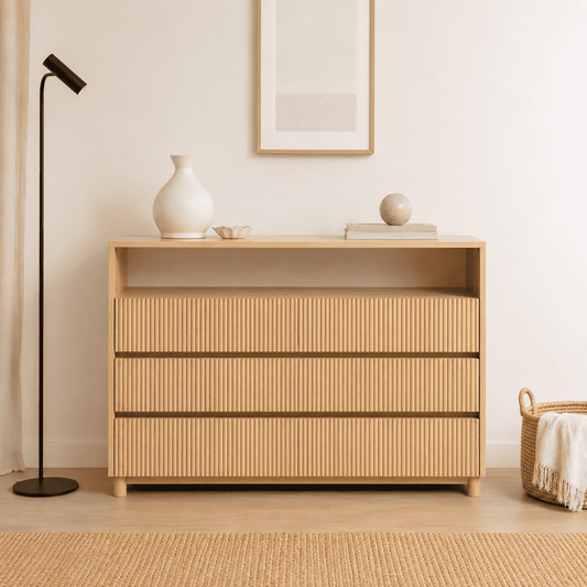 Cómoda de madera en color natural, con 3 cajones y un compartimento abierto, de diseño moderno con listones verticales, de Arca Muebles.