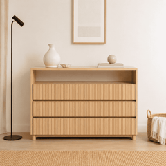 Cómoda de madera en color natural, con 3 cajones y un compartimento abierto, de diseño moderno con listones verticales, de Arca Muebles.
