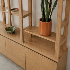Biblioteca "Arrayán" – Estantería Abierta de Madera con Postes Verticales y Módulo con Puertas para Living o Estudio