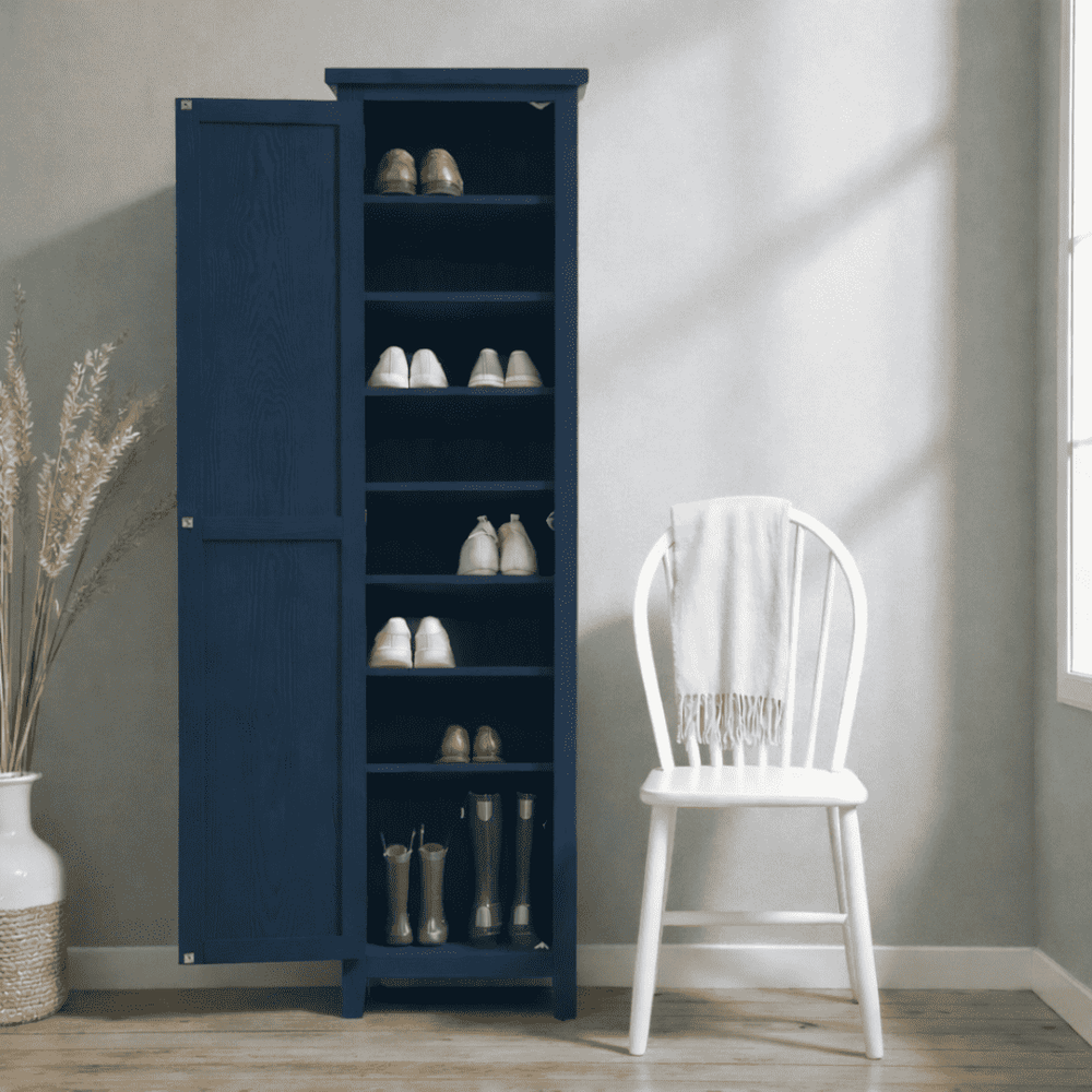 Zapatero alto de estilo vintage, fabricado en madera de pino, con puertas abiertas y múltiples compartimentos para zapatos.