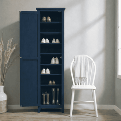 Zapatero alto de estilo vintage, fabricado en madera de pino, con puertas abiertas y múltiples compartimentos para zapatos.
