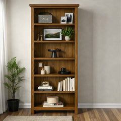 Biblioteca de madera con repisas