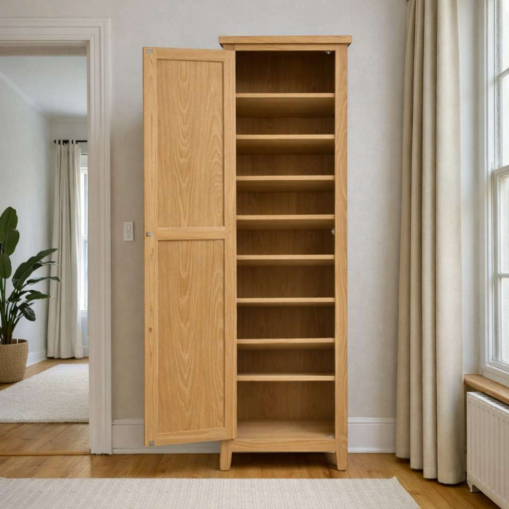 Zapatero alto de estilo vintage, fabricado en madera de pino, con puerta abierta y varios estantes vacíos, ideal para organizar el calzado.
