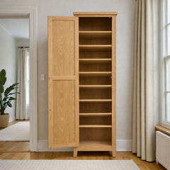 Zapatero alto de estilo vintage, fabricado en madera de pino, con puerta abierta y varios estantes vacíos, ideal para organizar el calzado.