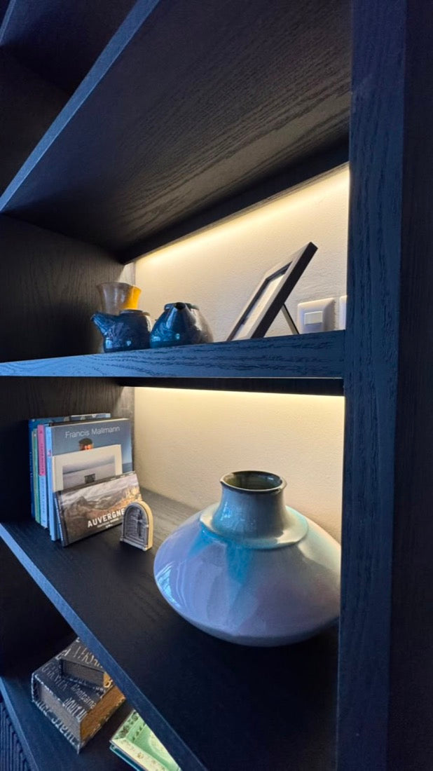 Estantería con luz integrada