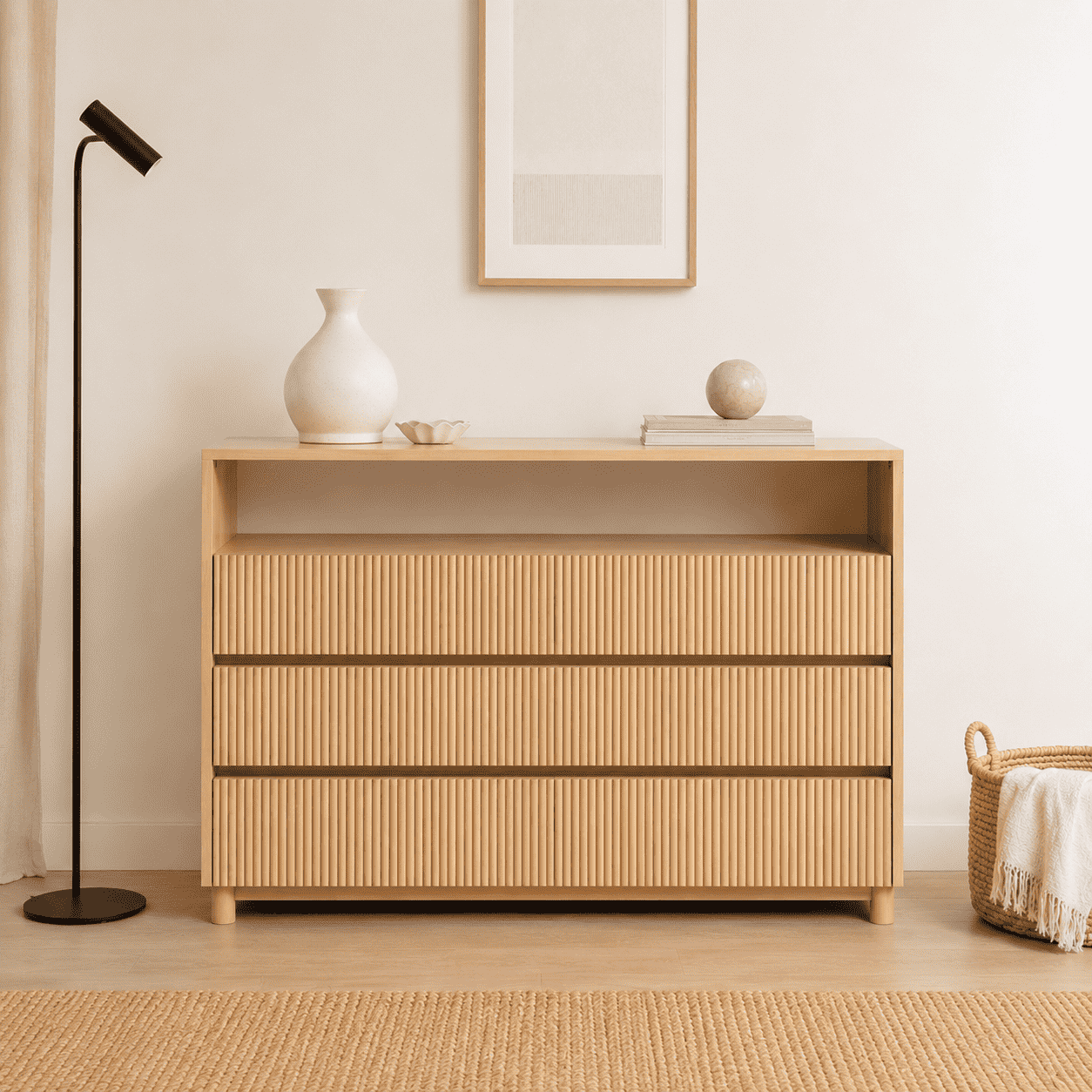 Cómoda de madera en color natural, con 3 cajones y un compartimento abierto, de diseño moderno con listones verticales, de Arca Muebles.
