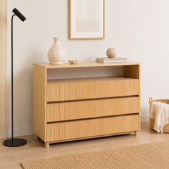 Cómoda "Pitao" 3 Cajones con Nicho – Mueble de Madera con Palillaje Vertical y Repisa Abierta para Dormitorio