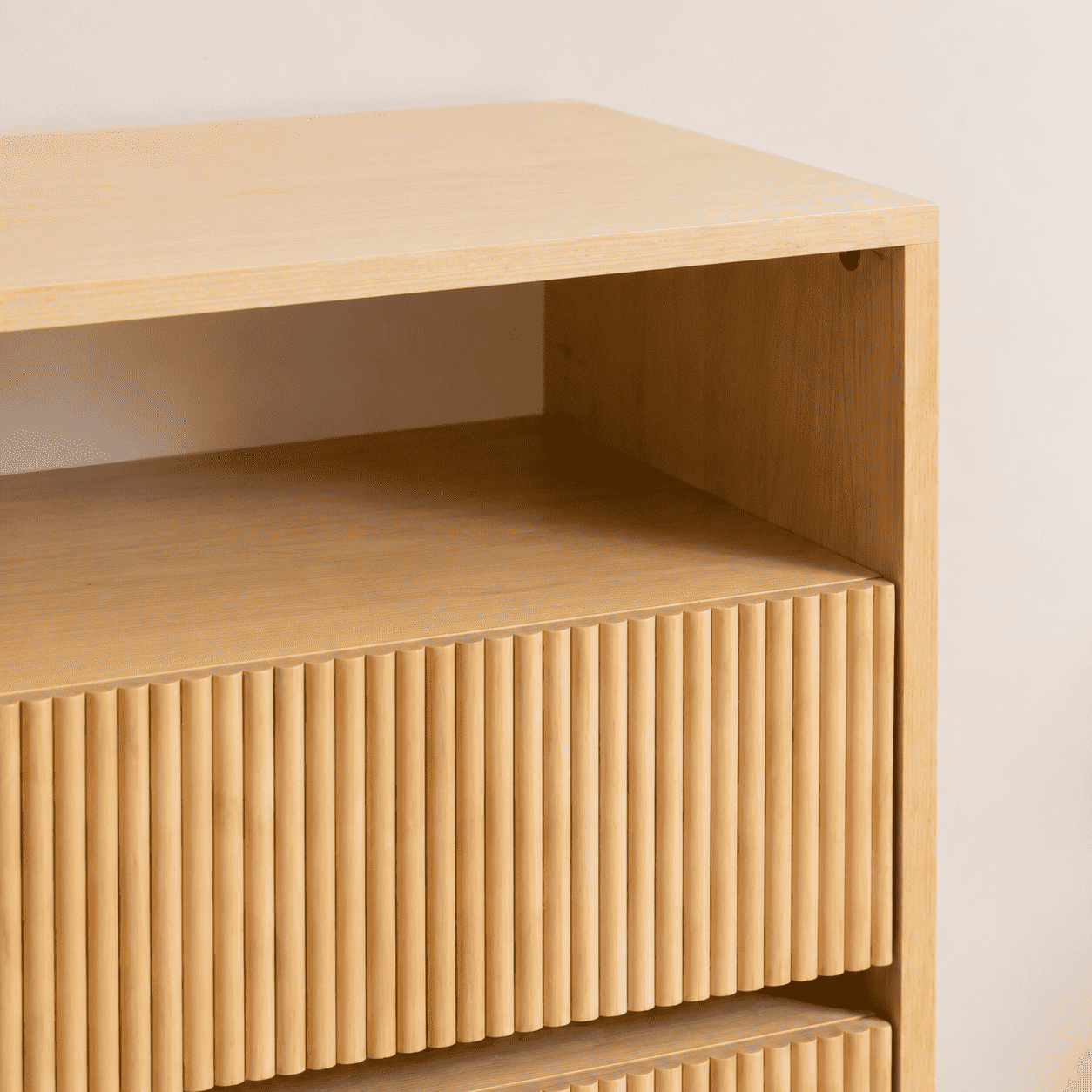 Cómoda de madera «Pitao» con 3 cajones, listones verticales y estante abierto; acabado natural para dormitorio.