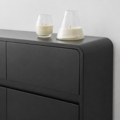 Cómoda "Volcán" 4 Cajones – Mueble de Madera Negro Mate Minimalista con Diseño Arquitectónico para Dormitorio