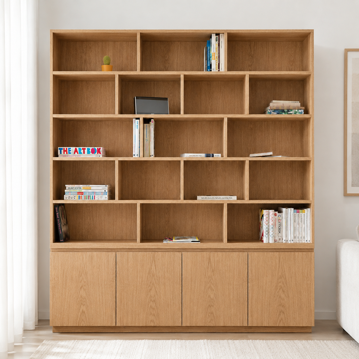 Librería de madera «Cordillera» de Arca Muebles, con estantes de diferentes tamaños y puertas, ideal para ordenar libros.