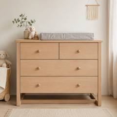 Cómoda "Pelú" 4 Cajones – Mueble de Bebé en Lenga y Enchape de Encina con Cambiador para Pieza Infantil