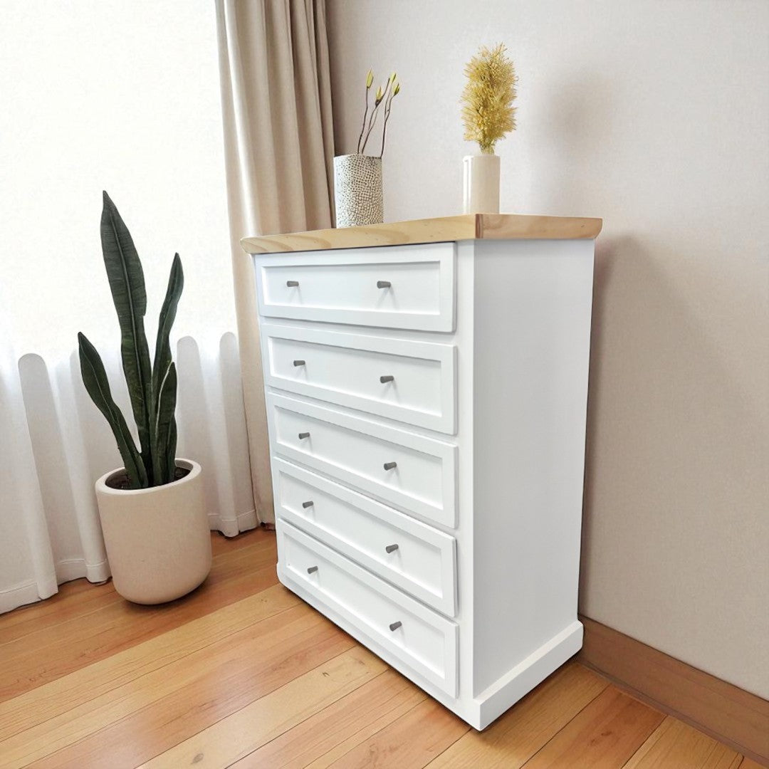 Comoda 5 cajones de madera lateral en dormitorio