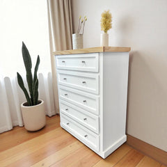 Comoda 5 cajones de madera lateral en dormitorio