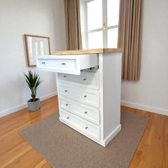 Comoda 5 cajones de madera lateral vista rieles en dormitorio