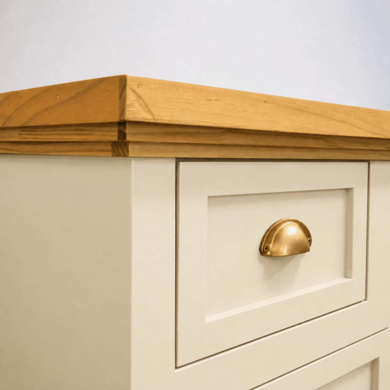 comoda-de-madera-vintage-con-cajon-de-seguridad-beige-arena-1