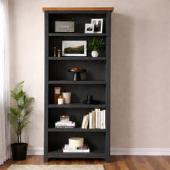 Biblioteca de madera con repisas