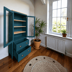 vitrina-de-madera-con-coperos-azul-marino-3