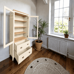 vitrina-de-madera-con-coperos-beige-arena-3